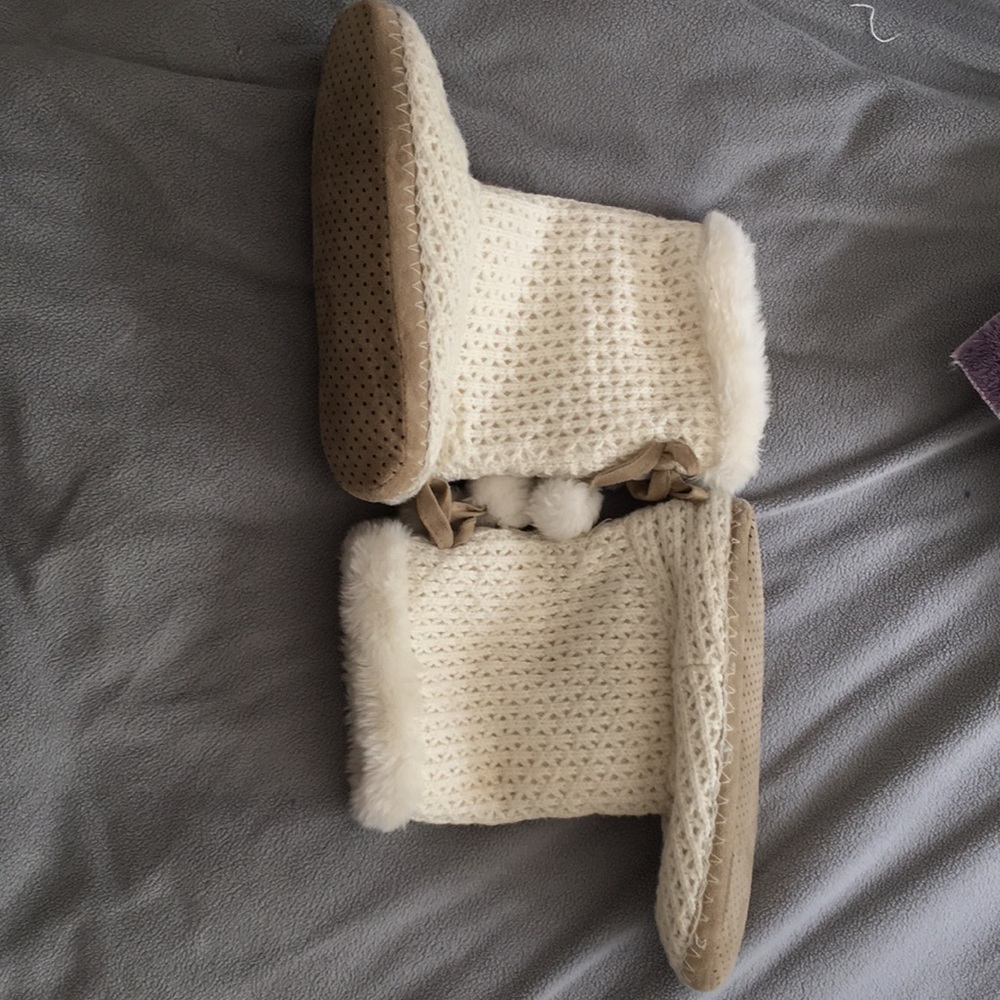 Fuzzy white and tan knit style booty slippers